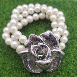 Elegant‎ Silver Tone Magnolia and Faux White Pearl Bracelet B458 Stretch Vintage